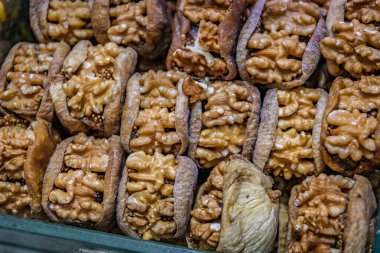 Lezzetli Türk fındık bazlı tatlılar: cevizle doldurulmuş kurutulmuş incirler, İstanbul, Türkiye 'deki Mısır Çarşısı' nda bir tezgahta satışa sunuldu.