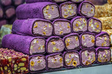 Mısır Çarşısı, İstanbul, Türkiye 'de sergilenen Şam fıstığı ve fındıklı Türk lokumu veya rahat lokum ve fındık şekeri seçimi
