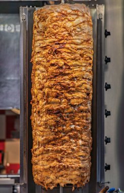 Baharatlı, ince dilimlenmiş bir kuzu eti geleneksel bir kebapçıda yavaş yavaş pişiyor, donör kebapları için tıraş olmaya hazır, İstanbul, Türkiye