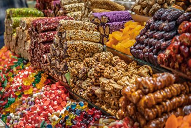Mısır Çarşısı, İstanbul, Türkiye 'de sergilenen Türk lokumu veya rahat lokum, nuga, fındık şekerlemesi ve diğer şekerlerin seçimi