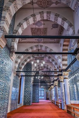 İstanbul, Türkiye - 11 Kasım 2023: Yeni Cami veya Yeni Cami 'nin dekoratif iç mimarisi, görkemli Osmanlı dönemi imparatorluk camii, renkli İznik fayanslarıyla
