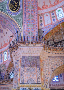 İstanbul, Türkiye - 11 Kasım 2023: Yeni Cami veya Yeni Cami 'nin dekoratif iç mimarisi, görkemli Osmanlı dönemi imparatorluk camii, renkli İznik fayanslarıyla
