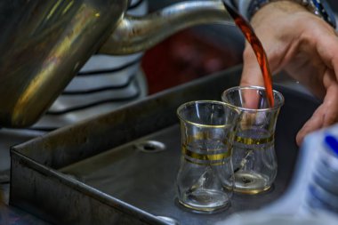 Türkiye 'nin İstanbul kentindeki Grand Bazaar' da bir çay evinde geleneksel Türk çayı, iki süslü bardağa döküldü.