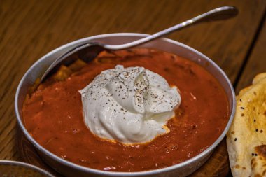 Türkiye 'nin İstanbul kentindeki bir restoranda, üzerinde domates sosu ve taze yoğurt bulunan geleneksel manti köftelerinden oluşan bir Türk yemeği servis ediliyor.