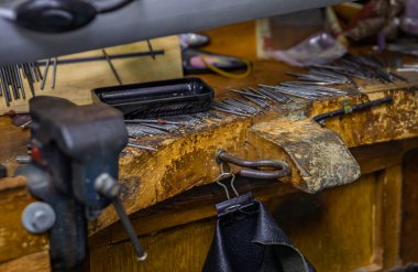 İstanbul, Türkiye 'deki bir Büyük Pazar atölyesinde sahne arkasında mücevher üreten ve matkap ucu cilalayan geleneksel bir tezgah.