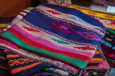 Geleneksel Türk kilim koltuğu, İstanbul, Türkiye 'deki bir dükkanda satılığa çıkarılan karmaşık desenler ve canlı renklerle kaplanıyor