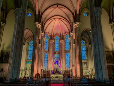 İstanbul, Türkiye - 11 Kasım 2023: Padua Kilisesi 'nden Aziz Anthony veya Aziz Antuan Kilisesi Büyük iç mekanı, sunak, vitray pencereler, kemerli tavan