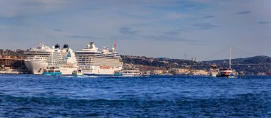 Türkiye 'nin başkenti İstanbul' da boğaza bakan bir rıhtıma yanaşan yolcu gemileriyle Karakoy 'da modern bir Galata limanı mahallesi.