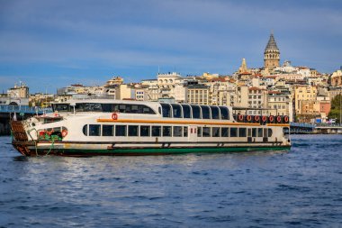 İstanbul, Türkiye 'de bulutlu bir günde İstanbul' daki Galata Köprüsü yakınlarındaki Eminonu 'da İstanbul Boğazı manzarası ve feribot manzarası