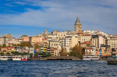 İstanbul, Türkiye 'de bulutlu bir günde İstanbul' daki Galata Köprüsü yakınlarındaki Eminonu 'da İstanbul Boğazı manzarası ve feribot manzarası