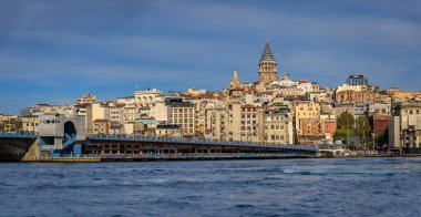 İstanbul, Türkiye - 12 Kasım 2023: Boğaz manzarası ve bulutlu bir günde Eminonu yakınlarındaki Galata Köprüsü 'nde feribot manzarası