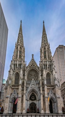 New York 'ta Noel için dekore edilmiş modern gökdelenlerle çevrili süslü gotik mimarisi ve kuleleriyle St. Patrick Katedrali.