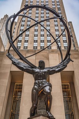 New York, ABD - 01 Aralık 2023: Göksel küreyi simgesel sanat deco Rockefeller Merkezi önünde tutan ünlü bronz atlas heykeli