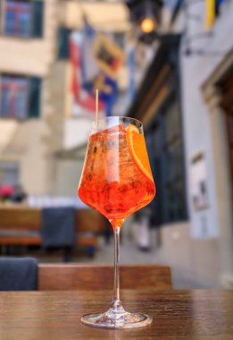 Old Town, Zürih, İsviçre 'deki büyüleyici bir açık hava kafesinde portakal dilimli coşkulu bir spritz kokteyli.