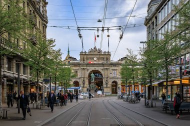 Zürih, İsviçre - 9 Nisan 2024: Merkez Tren İstasyonu 'nun hareketli sokak manzarası, veya Bahnhofstrasse' den Hauptbahnhof, yayaların geçişi