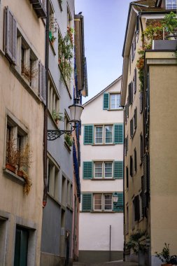 Tarihi Eski Şehir 'de bir kaldırım taşı caddesi, klasik binalar, geleneksel mimari, ahşap panjurlar Altstadt, Zürih, İsviçre