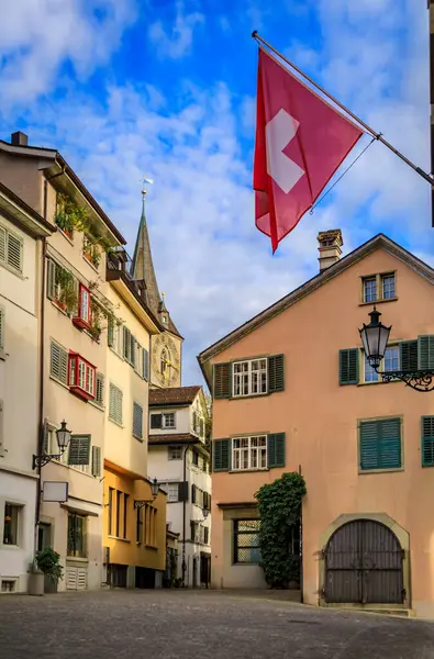 İsviçre 'nin ünlü Augustinergasse caddesi Zürih' teki Aldstadt 'taki geleneksel binaların tarihi cephelerinden İsviçre bayrakları sarkıyor.