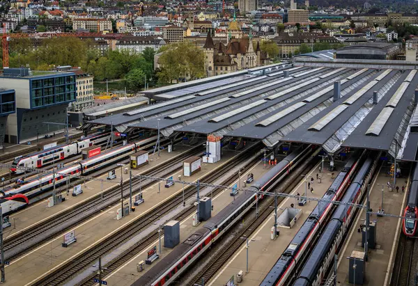 Zürih, İsviçre - 10 Nisan 2024: İsviçre SBB tren raylarının havadan görünüşü Hauptbahnhof 'daki ana tren istasyonuna gidiyor