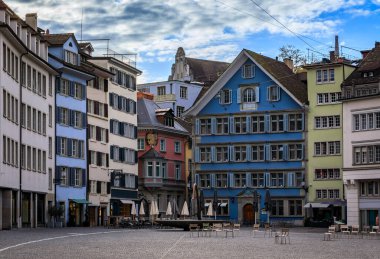 Renkli tarihi binaları ve İsviçre 'nin Zürih kentindeki Altstadt veya Eski Şehir' de bir çeşmesi olan ünlü Münih meydanı.