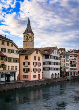 Avrupa 'nın en büyük kilise saatine sahip Iconic St. Peter Kilisesi ve İsviçre' nin Zürih eyaletinin Altstadt kentindeki Limmat Nehri üzerindeki tarihi binalara sahiptir.