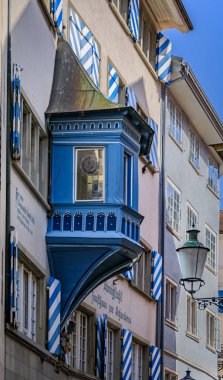 İsviçre 'nin Zürih kentindeki eski kasabada tarihi bir binanın süslü ahşap Erker balkonunu kapatın.