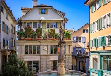 Tarihi Eski Şehir 'de, Altstadt, Zürih, İsviçre' de klasik binalar, bir çeşme ve geleneksel mimari ile kaplı pitoresk bir meydan.