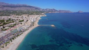 Altea silueti ve Alicante Akdeniz 'in deniz mavisi video görüntüsü.