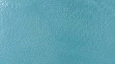 Tropikal sahil kıyılarının hava manzaralı dronu. Turkuaz mavi dalgalarla yaz tatilinde çekilmiş bir video.