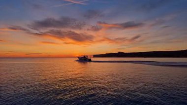 İspanya 'da Denia Denia' nın Alicante 'deki Costa Blanca' da güzel bir tekne gezintisi Denia 'nın göz kamaştırıcı manzarasına ve gökyüzünün renklerine tanık olun.