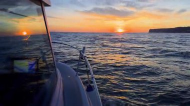 Güneşin denizin üzerinde battığı Costa Blanca boyunca büyüleyici bir tekne turu yaşayın, İspanya 'da Alicante ve Denia yakınlarındaki güzel kıyı işaretlerini sergileyin.