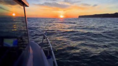 Güneşin doğuşunda Alicante Costa Blanca 'da yelken açmak.