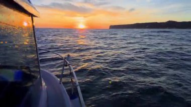 Güneş denizin üzerinde batarken, İspanya 'da Alicante ve Denia yakınlarındaki güzel kıyı işaretlerini sergileyerek Costa Blanca boyunca tur deneyimi.