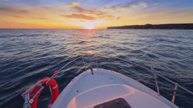 Kosta Blanca 'da sakin bir tekne gezintisi. Okyanusun üzerinde. Alicante ve Denia' nın sakin sularda yol alırken muhteşem manzarası var.