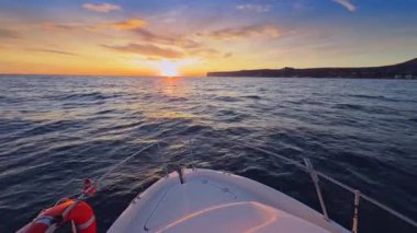 Kosta Blanca 'da sakin bir tekne gezintisi. Okyanusun üzerinde. Alicante ve Denia' nın sakin sularda yol alırken muhteşem manzarası var.