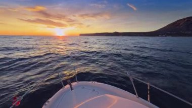 Kosta Blanca 'da sakin bir tekne gezintisi. Okyanusun üzerinde. Alicante ve Denia' nın sakin sularda yol alırken muhteşem manzarası var.