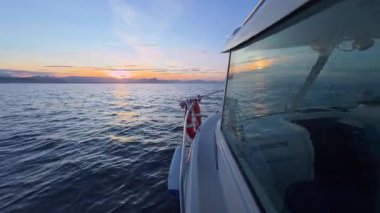 Kosta Blanca 'da sakin bir tekne gezintisi. Okyanusun üzerinde. Alicante ve Denia' nın sakin sularda yol alırken muhteşem manzarası var.