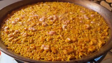 Alicante Valencia, İspanya 'da geleneksel paella hazırlamak, yerel malzemeler ve zengin kıyı kültürü ile bir aşçılık macerası