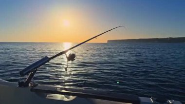 Costa Blanca 'da tekne gezintisi ve dipte balık avlama okyanus üzerinde gün batımı, sakin sular ve çarpıcı manzarayla kıyıda balık tutma anları