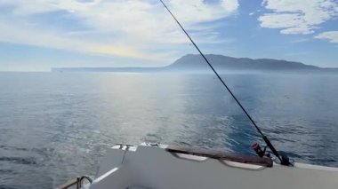 Bottaki olta kamışı, Alicante ve Denia 'nın baş döndürücü kıyı şeridi boyunca yolculuk. Huzurlu okyanus manzarası ve manzaranın benzersiz bir görüntüsü.