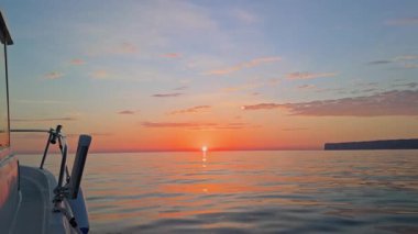 Gün batımında Costa Blanca boyunca okyanus üzerinde deniz manzarası ve Alicante yakınlarındaki Denia 'nın çarpıcı ufuk manzarası.
