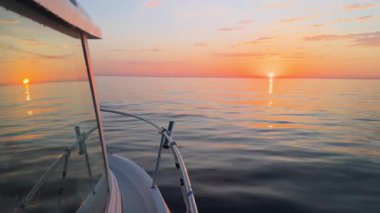Gün batımında Costa Blanca boyunca okyanus üzerinde deniz manzarası ve Alicante yakınlarındaki Denia 'nın çarpıcı ufuk manzarası.