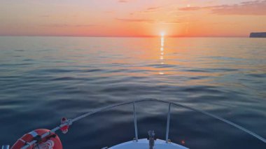 Gün batımında Alicante 'de Costa Blanca' da tekne gezintisi. Sakin okyanus suyunun ve Beyaz Sahilin güzelliğinin ve sakin denizin üzerinde.