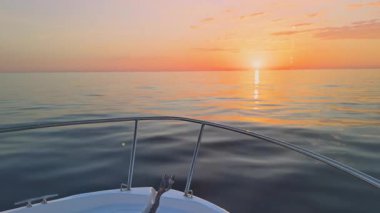 Gün batımında Alicante 'de Costa Blanca' da tekne gezintisi. Sakin okyanus suyunun ve Beyaz Sahilin güzelliğinin ve sakin denizin üzerinde.