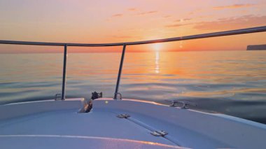 Gün batımında Alicante 'de Costa Blanca' da tekne gezintisi. Sakin okyanus suyunun ve Beyaz Sahilin güzelliğinin ve sakin denizin üzerinde.