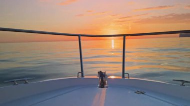 Gün batımında Alicante 'de Costa Blanca' da tekne gezintisi. Sakin okyanus suyunun ve Beyaz Sahilin güzelliğinin ve sakin denizin üzerinde.