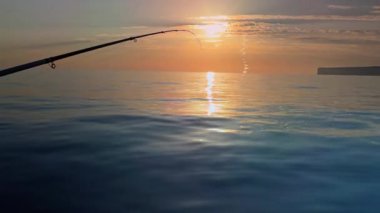 Balıkçı teknesinin atmosferindeki alttaki olta. Gün batımında Costa Blanca boyunca. Okyanus manzarası ve Alicante kıyı şeridi..