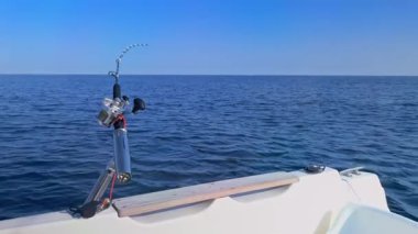 Kosta Blanca 'da olta kamışı ve makaralı tekne gezisi çarpıcı kıyı şeridi boyunca balığa çıkın, sakin denizin ve manzaranın tadını çıkarın.