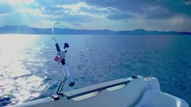 Costa Blanca 'nın okyanus sularında, Alicante ve Denia sahillerinde olta ve makara balıkçılığı yapmak heyecan verici.