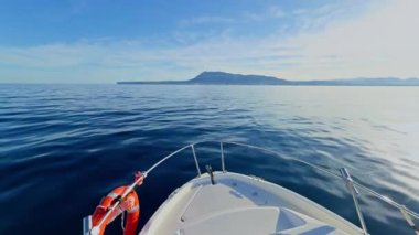 Denia Alicante kıyı manzarası ve huzurlu deniz manzarası yakınlarındaki sakin sularda gezinirken Costa Blanca 'da yat pruvası var.