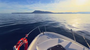 Denia Alicante kıyı manzarası ve huzurlu deniz manzarası yakınlarındaki sakin sularda gezinirken Costa Blanca 'da yat pruvası var.